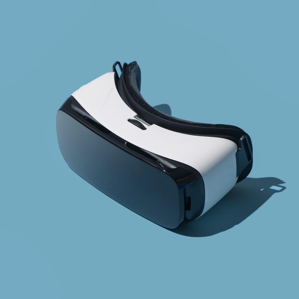 virtual-reality-headset-WGFRAKB-compressed