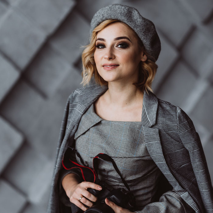 woman-photographer-with-a-camera-in-her-hand-6SBHMRE (1)